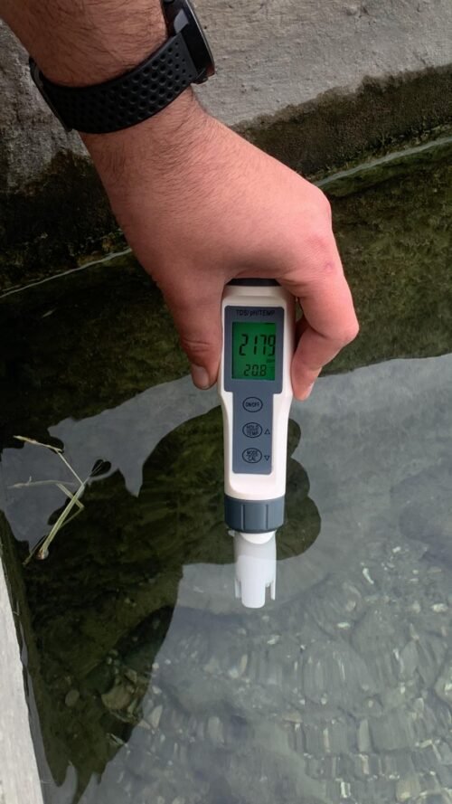 מדידת המליחות של מקור מים טבעיים ע"י מד מוליכות