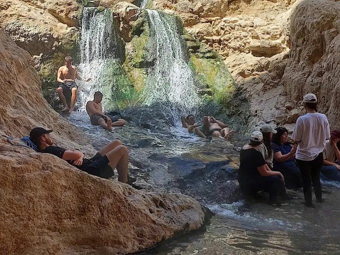 משכשכים בנחל בוקק